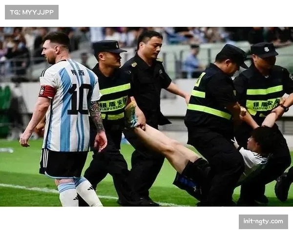 球迷闯入球场事件导致比赛短暂中断，该球迷被安保带离